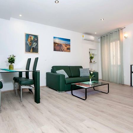 Studio Apartment Magic ロヴィニ エクステリア 写真