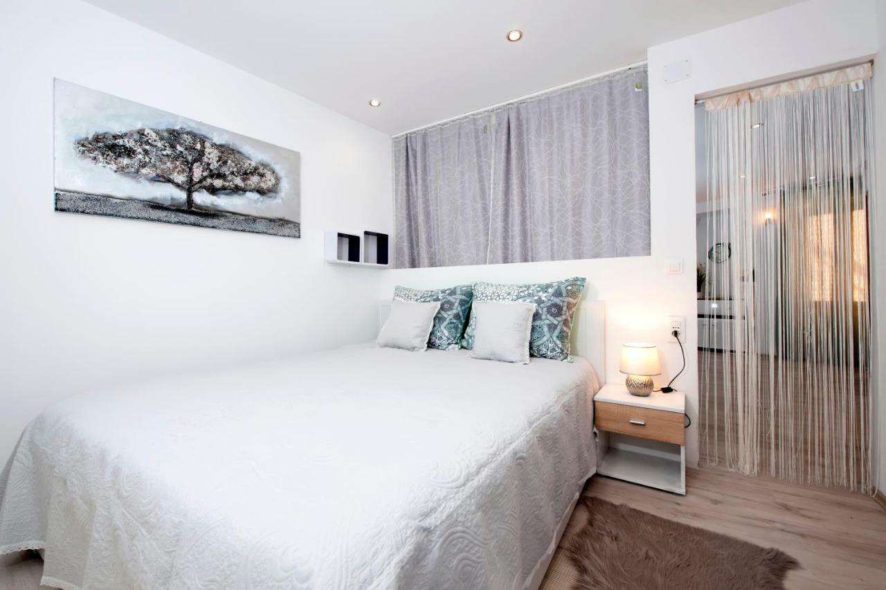 Studio Apartment Magic ロヴィニ エクステリア 写真