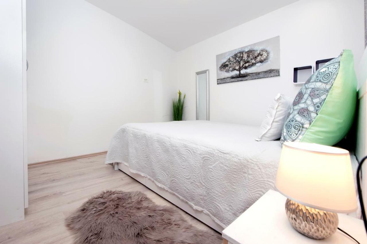Studio Apartment Magic ロヴィニ エクステリア 写真