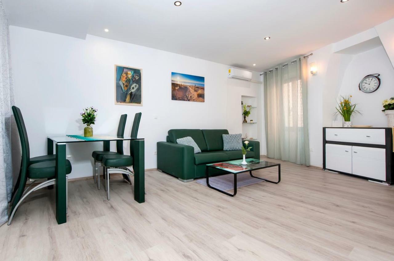 Studio Apartment Magic ロヴィニ エクステリア 写真